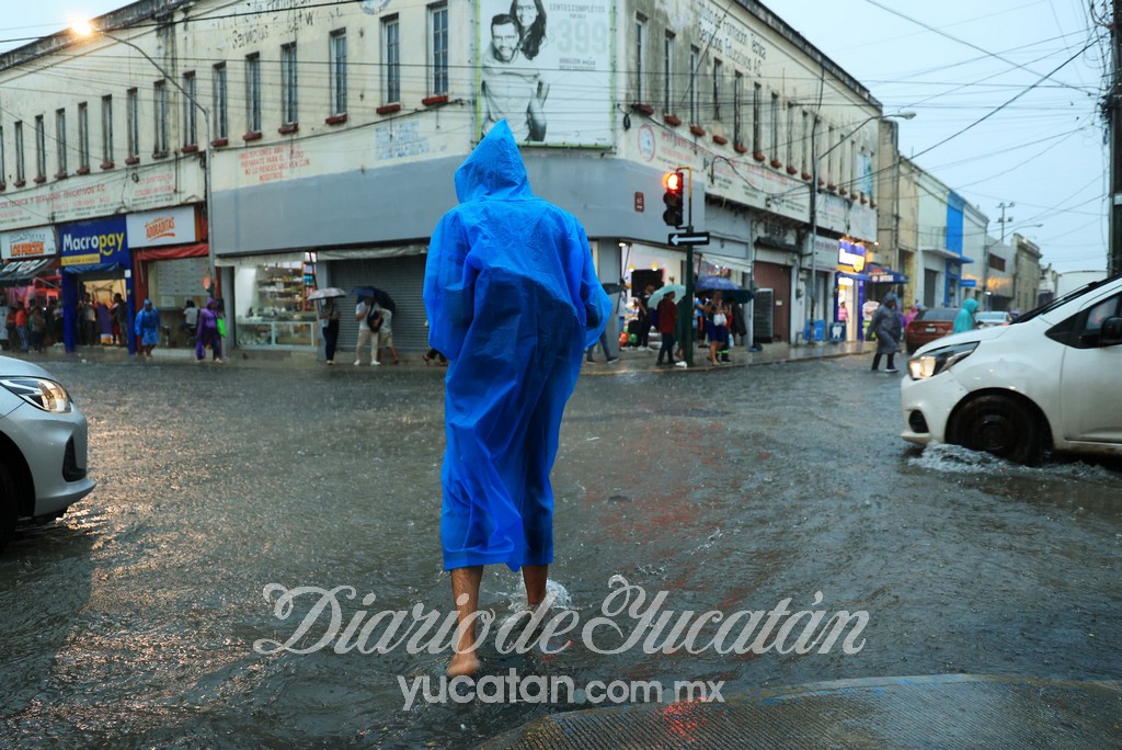 DiariodeYucatan's tweet image. #DYinforma La onda tropical número 9 generó fuertes lluvias en el centro de #Mérida. ⚠️🌧️