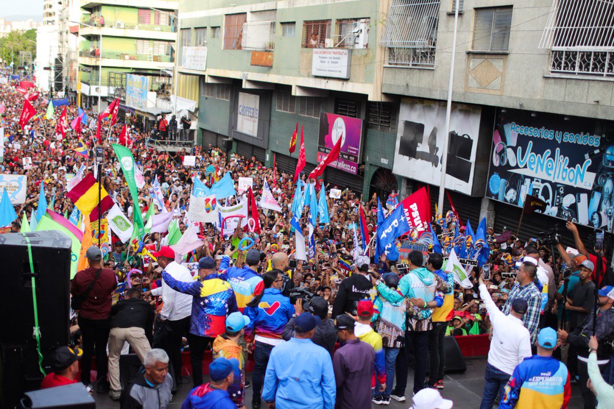 #AsíLoDijo📰| “Este pueblo está en el camino correcto, defiende a Venezuela y va a la gran victoria de la vida, de la esperanza y del futuro”, dijo el jefe de Estado a los aguerridos hombres y mujeres del estado Aragua. 

“Ustedes jamás le han fallado a la Patria”, enfatizó.