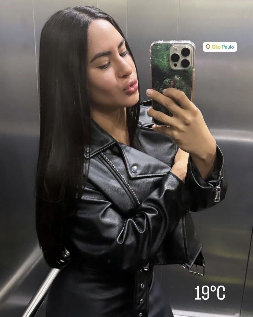 Tão linda com essa jaqueta 😍 🛍️
