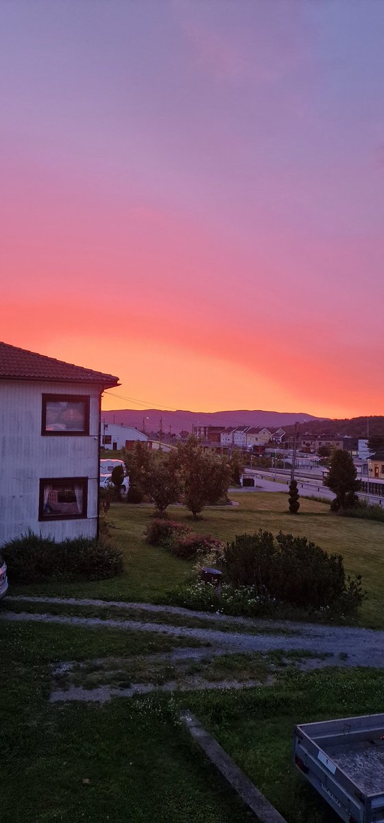 haavard477's tweet photo. Now, how is this for a view that is the most insane sky I've ever seen #justlookatthatview #sunrise  @Syndicate https://t.co/xs22F3rp1P