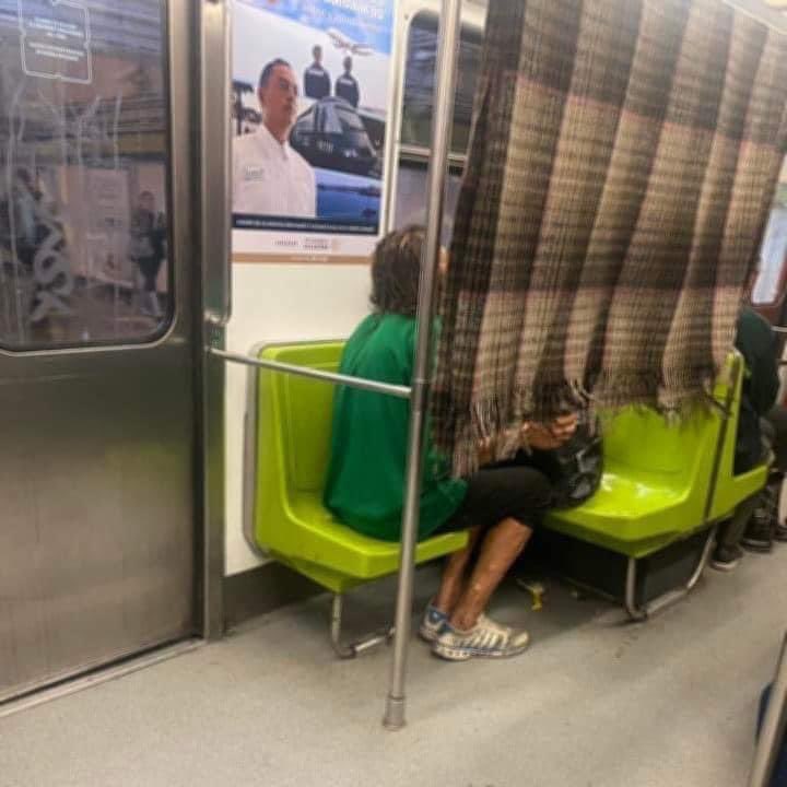 chofeto's tweet image. Para que no me salpique Luna Bella en el metro. 
#LunaBellaMetro