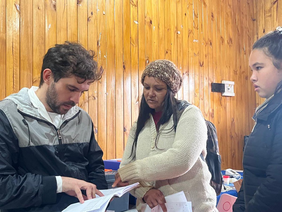 pelinski_ivan92's tweet photo. Hoy, junto a un gran equipo de profesionales, estuvimos en el Merendero Emanuel del barrio La Olla llevando adelante un mini operativo de salud. 

Gracias a los enfermeros, médicos, nutricionistas, peluqueros, al equipo del camión del DNI y a los vecinos que se acercaron! https://t.co/p32UHBRjTQ