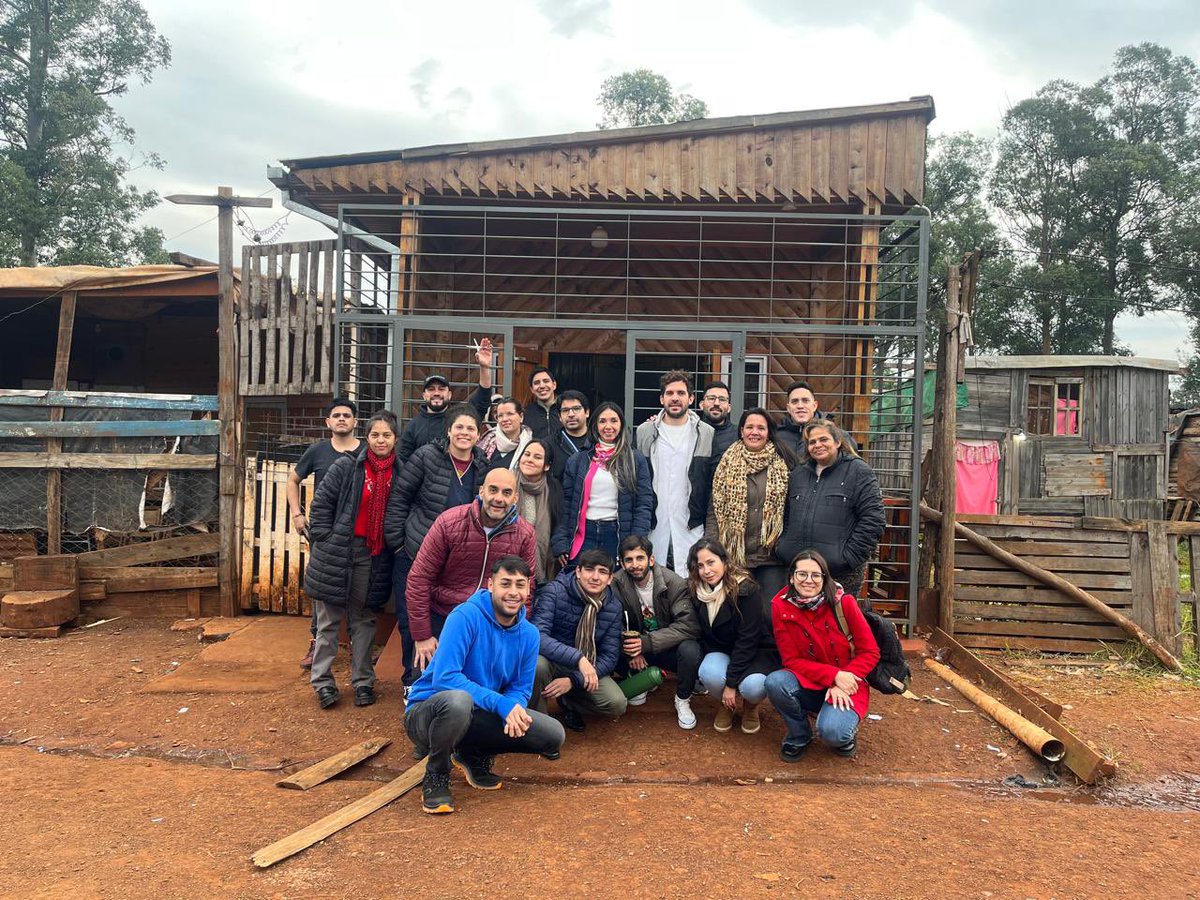 pelinski_ivan92's tweet photo. Hoy, junto a un gran equipo de profesionales, estuvimos en el Merendero Emanuel del barrio La Olla llevando adelante un mini operativo de salud. 

Gracias a los enfermeros, médicos, nutricionistas, peluqueros, al equipo del camión del DNI y a los vecinos que se acercaron! https://t.co/p32UHBRjTQ