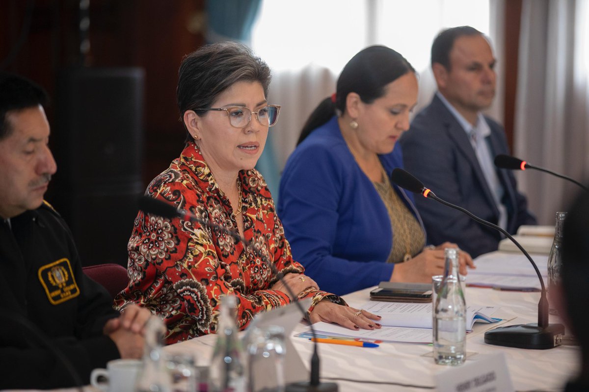 CancilleriaEc's tweet photo. Bajo la presidencia de Cancillería, se realizó la X Sesión del Comité Interinstitucional del Mar (CIM), cuerpo colegiado de la Función Ejecutiva, cuya tarea es la aprobación, articulación, coordinación y evaluación de la política intersectorial del mar.
 La X Sesión del CIM tuvo como objetivo continuar con el trabajo multisectorial en la construcción de la gobernanza del espacio marino – costero.

En la reunión se aprobó la Agenda Intersectorial del Mar, el Reglamento de funcionamiento de los Subcomités o Grupos de Trabajo del CIM y la propuesta de la Visión Oceanopolítica del Ecuador, documentos que guiarán el accionar del Estado para la implementación de políticas focalizadas al desarrollo marítimo, que contribuya a generar mayores beneficios sociales y económicos para nuestra población.
