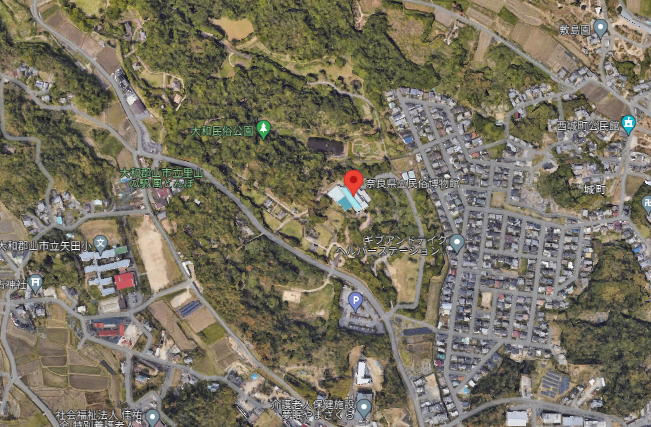 奈良県知事が収蔵物を捨ててしまえと言ってる奈良県立民俗博物館、衛星画像で見ると大和民族公園という大規模な史跡公園の中核施設なんですよね。ふつう他の地方なら観光の目玉にするぐらいの規模で、空調が壊れて修理代も出ないから休館するって明らかに異常ですね。