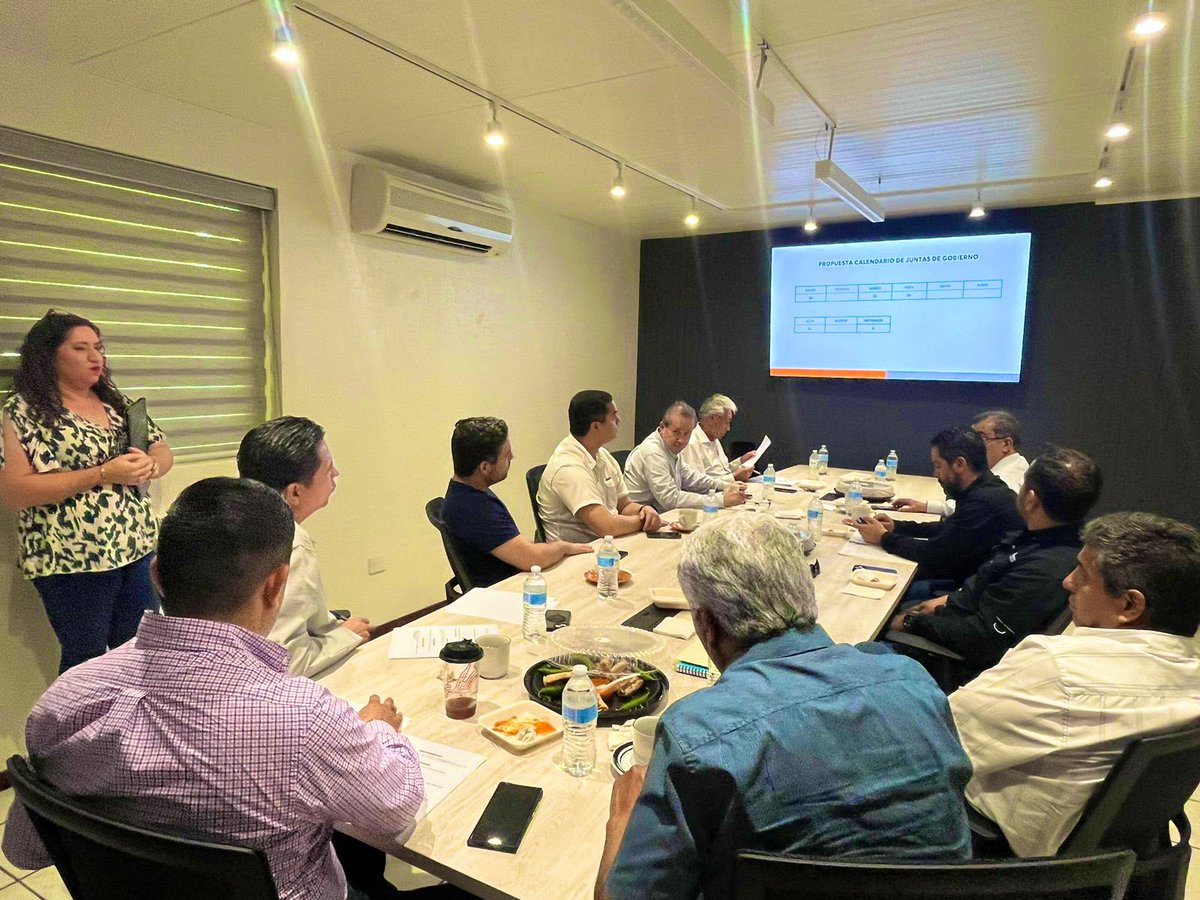 Durante la sesión de la Junta de Gobierno del <a href="/CMCOP_HMO/">CMCOP HMO</a>, dimos seguimiento a las obras de infraestructura realizadas y proyectadas.

Seguimos participando con dependencias que involucran a organismos empresariales y sectores sociales en la toma de decisiones.

#CANACINTRAHmo⚙️