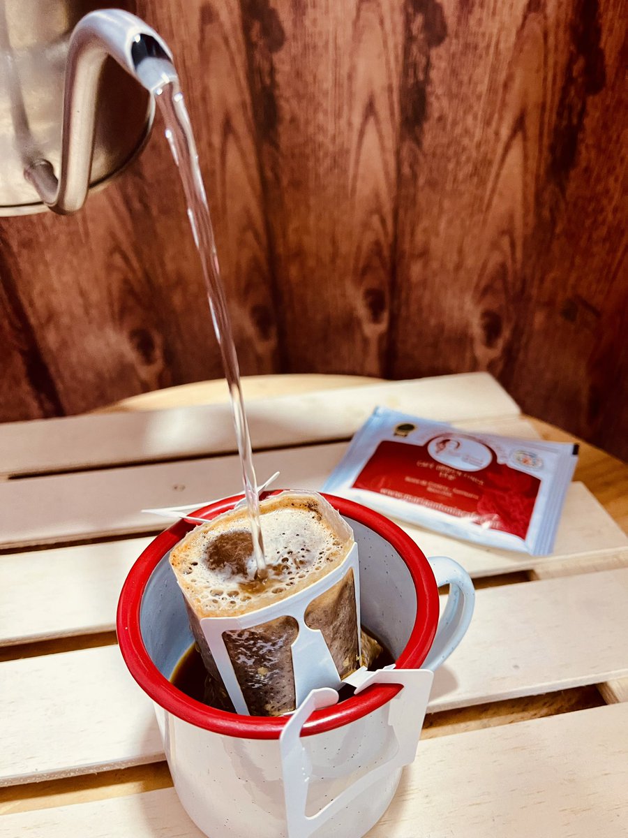 MariaAntoniaCaf's tweet photo. Estamos ultra felices com nuestra nueva presentación Drip Bag, 13 gramos de café tostado y molido listo para agregarle agua caliente y disfrutar un delicioso filtrado en la casa o en la oficina 🤎 https://t.co/mW7Trohkic