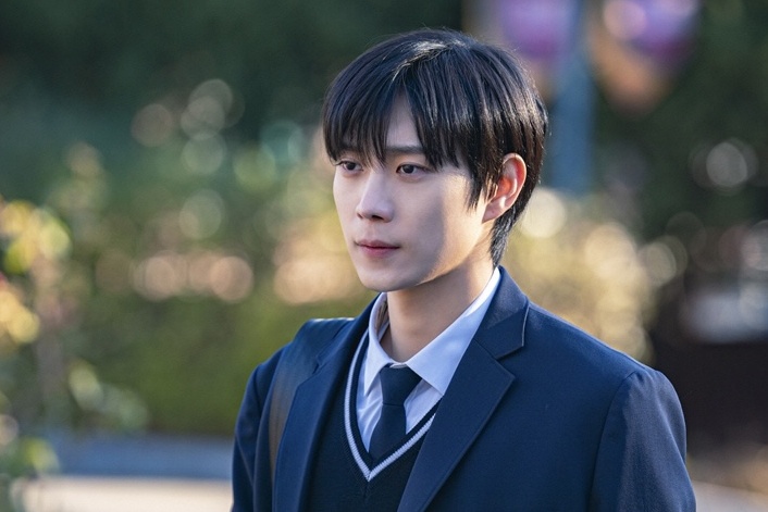 Kim Young Dae Flaunts His Charisma as a Young and Rich Man in "Perfect Family" Stills
mydramalist.com/article/kim-yo…