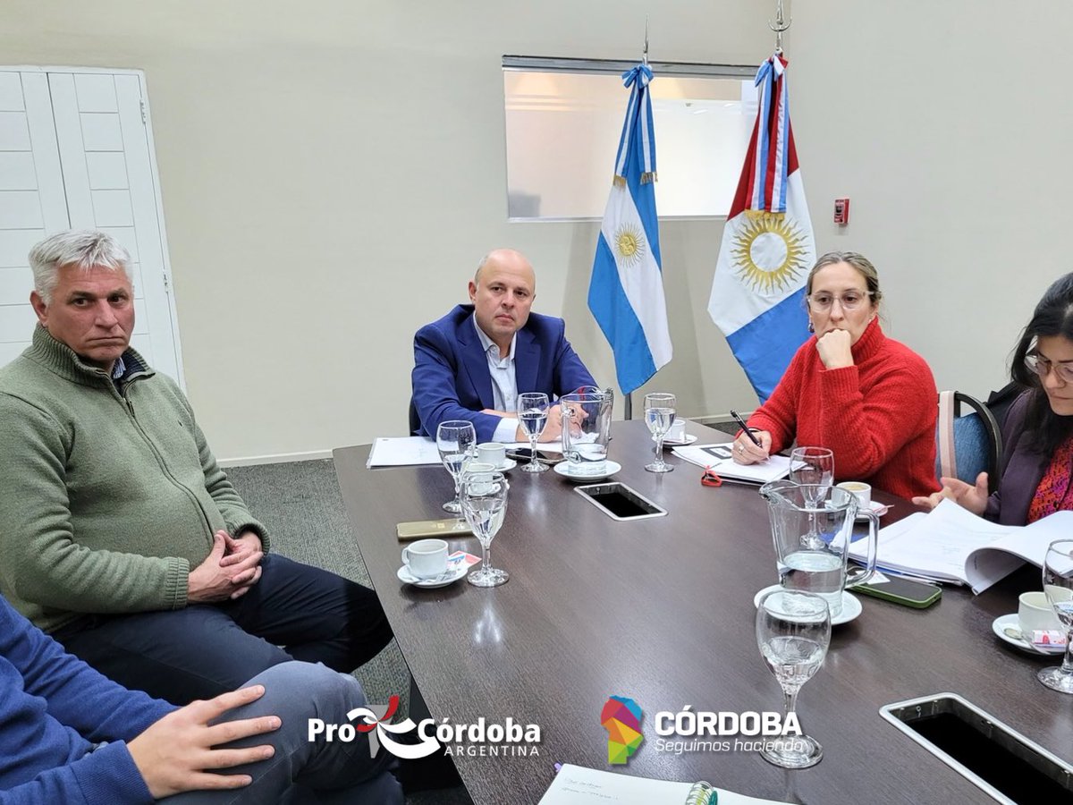 AgenciaProCba's tweet photo. Acompañamos el fortalecimiento de la producción de leche de burra en #Córdoba 🥛

Mantuvimos un encuentro con los miembros de la empresa #Equslac, que posee el primer tambo de burras en el país. 🫏 La #leche de este animal es un superalimento escaso en grasas y libre de sellos que aporta vitaminas, minerales, prebióticos, péptidos naturales y propiedades potenciadoras del sistema inmune. ✅ Su principal beneficio: es indicada para la nutrición de niños lactantes alérgicos a la proteína de la leche de vaca #APLV y sus familias, con un costo significativamente inferior a sus equivalentes elaborados en laboratorios.