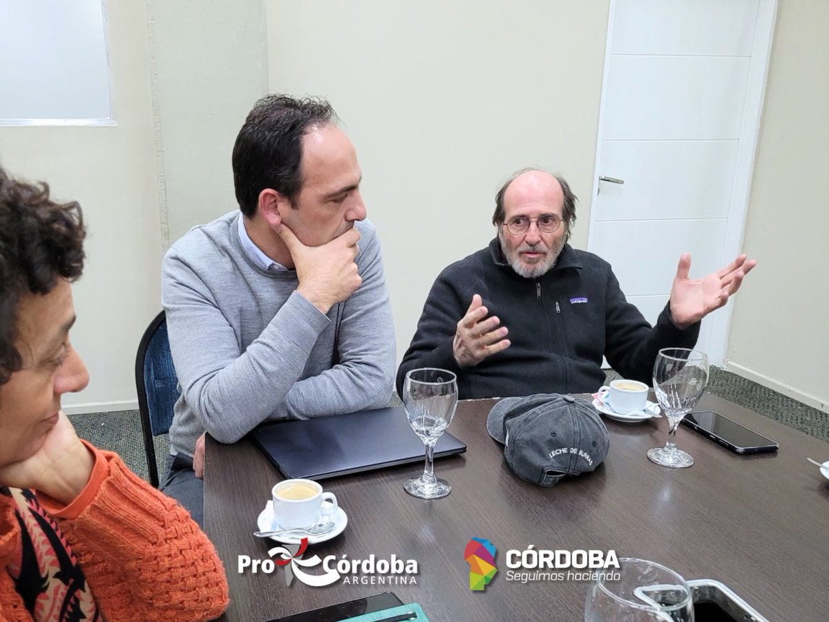 AgenciaProCba's tweet photo. Acompañamos el fortalecimiento de la producción de leche de burra en #Córdoba 🥛

Mantuvimos un encuentro con los miembros de la empresa #Equslac, que posee el primer tambo de burras en el país. 🫏 La #leche de este animal es un superalimento escaso en grasas y libre de sellos que aporta vitaminas, minerales, prebióticos, péptidos naturales y propiedades potenciadoras del sistema inmune. ✅ Su principal beneficio: es indicada para la nutrición de niños lactantes alérgicos a la proteína de la leche de vaca #APLV y sus familias, con un costo significativamente inferior a sus equivalentes elaborados en laboratorios.