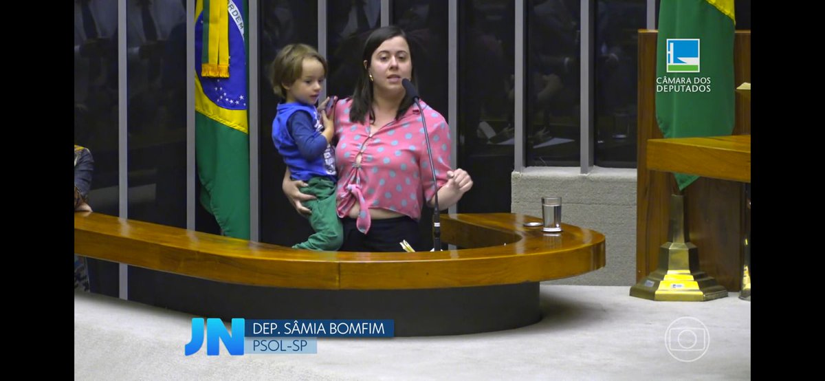 Imagem emblemática de <a href="/samiabomfim/">Sâmia Bomfim</a> no plenário no dia que os homens engravatados decidiram dar anistia a eles mesmos que descumprem as ações afirmativas de gênero nas eleições. 

A PEC 9 significa na prática menos mulheres, menos mães, na política. 

A vitória da fraude.