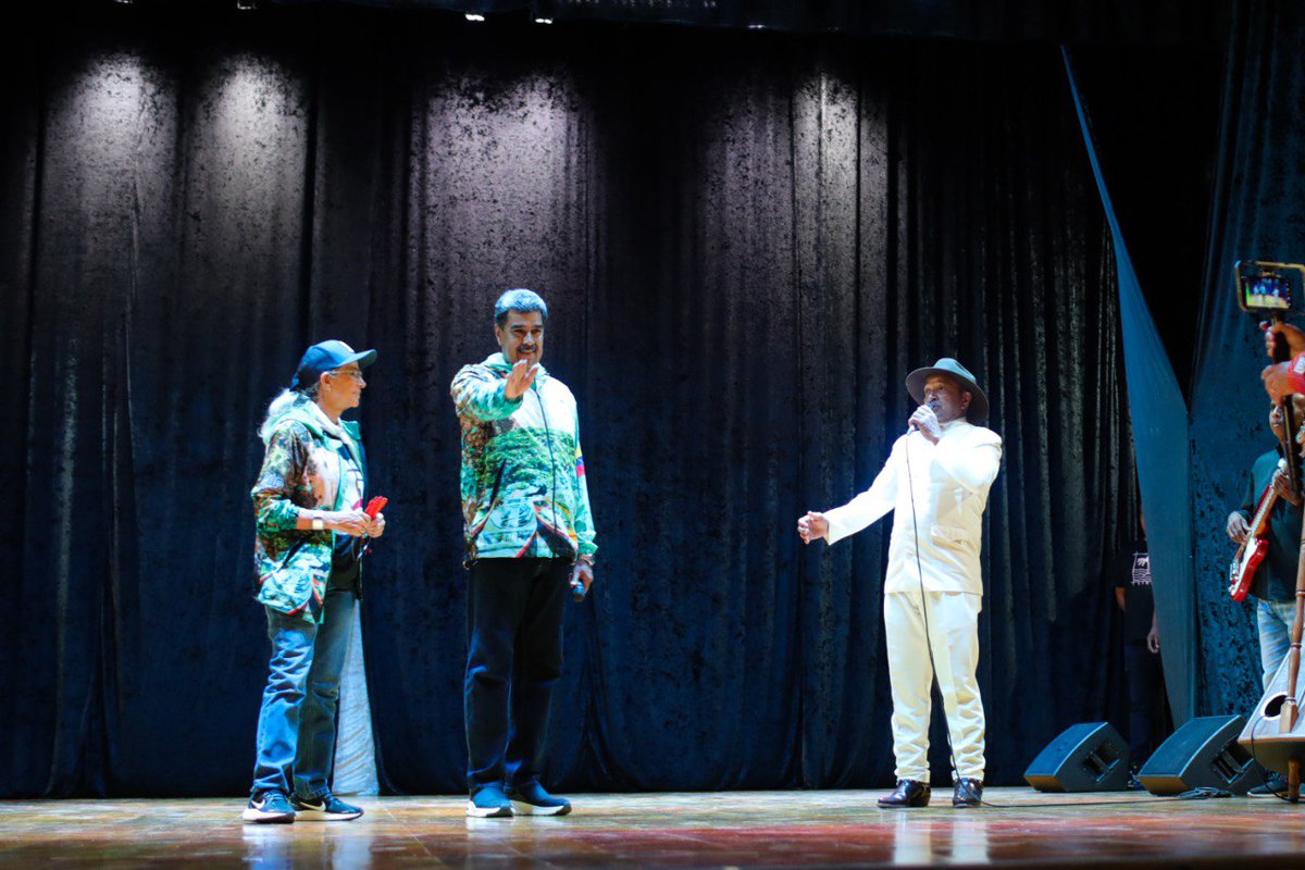 #Ahora <a href="/NicolasMaduro/">Nicolás Maduro</a>: Le dejo al estado #Aragua el Teatro Ribas listo, recuperado al 100% gracias al Sistema 1x10 del Buen Gobierno.

#11Jul
#KeLacreoLaPoesía