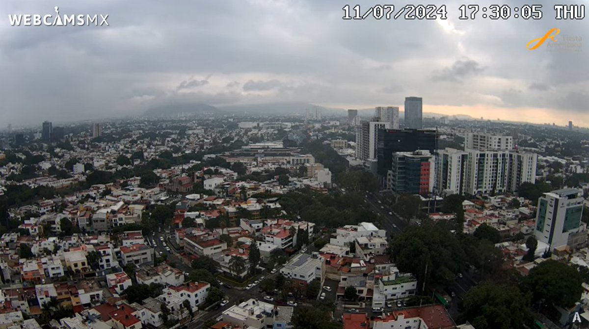 SkyAlertStorm's tweet photo. #TormentaGDL - se registra lluvia moderada a fuerte en varios puntos del AM de #Guadalajara.
⚠️Precaución por riesgo de inundaciones⚠️ https://t.co/OgFIPU5Zpp