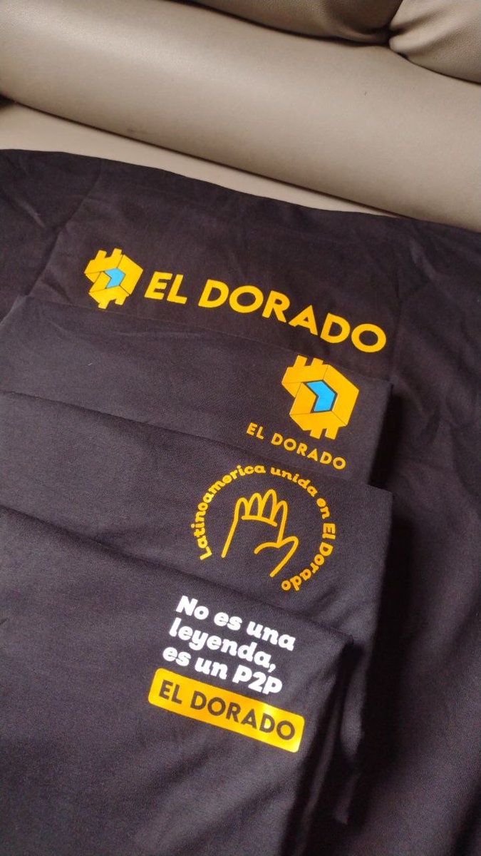 y por este lado les presento el merchadising que ellos me han obsequiado y que me permitira asi uniformarme y poder crear adopción p2p en mi ciudad: