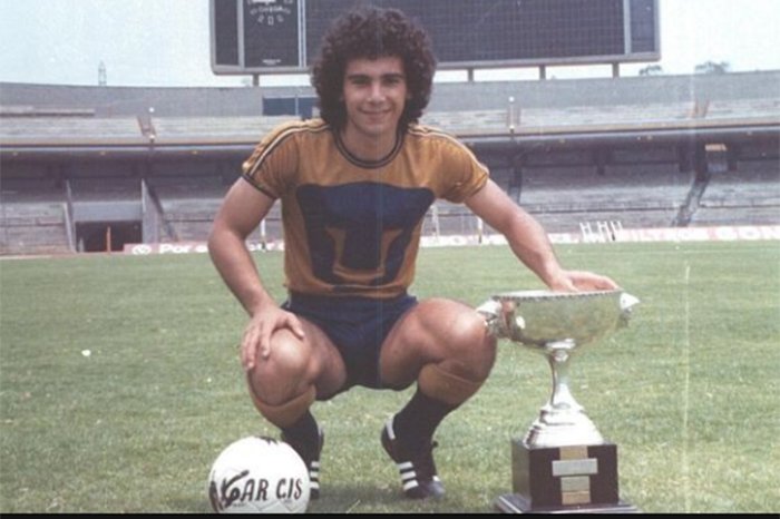 Dtos_LigaMx's tweet photo. El 1ER Y ÚLTIMO GOL DE HUGO SÁNCHEZ 👩🏻‍🦱🏆⚽ 

Hugol anotó 516 goles en toda su carrera. Su primer gol se lo hizo al América jugando para Pumas en la temporada 1976-77. Por otra parte, su último tanto fue contra Pachuca jugando para el Celaya en la J15 del VER 97'. https://t.co/uOldzHf59X