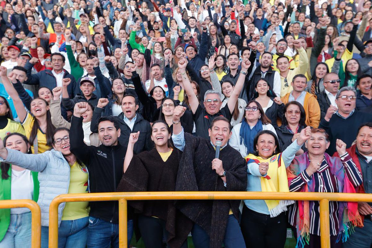 CarlosAmayaR's tweet photo. ¡Gracias servidores! ¡Lo que estamos logrando es GRANDE, porque ustedes lo hacen posible! 

La alegría que siento al servir a las y los boyacenses junto a este extraordinario equipo de trabajo, funcionarios y contratistas de la @GobBoyaca, no tiene comparación. ¡Ustedes son mi motivación diaria para ponerle el 💚 al Gobierno de Boyacá! 

Juntos, conmemoramos el Día del Servidor Público en el estadio La Independencia, con una charla inspiradora del gran @Ocordoba001, el único arquero colombiano que hasta ahora ha ganado la #CopaAmérica.

A Dios Todopoderoso mi agradecimiento eterno por darme el privilegio de liderarlos y de la mano de ustedes sembrar el futuro de esta tierra hermosa, de la #BoyacáGrande 💚💜🤍.