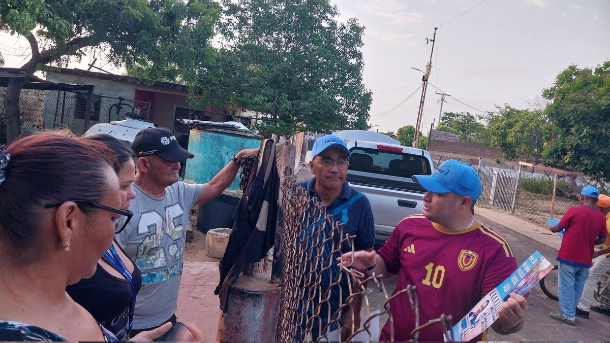 AlfredoABM's tweet photo. #11Julio 

Casa por Casa en el Sector Campo Palmarejo de la Parroquia Ricaurte. Todo el equipo de Activismo de la mano de su Secretario General el Dr. Alfredo Ballesteros siguimos trabajando por el Cambio de nuestro País. #ADelante #CambiemosMara  🇻🇪 @ADOrganizacion_ @PieroMaroun https://t.co/QrTvLWlYCY