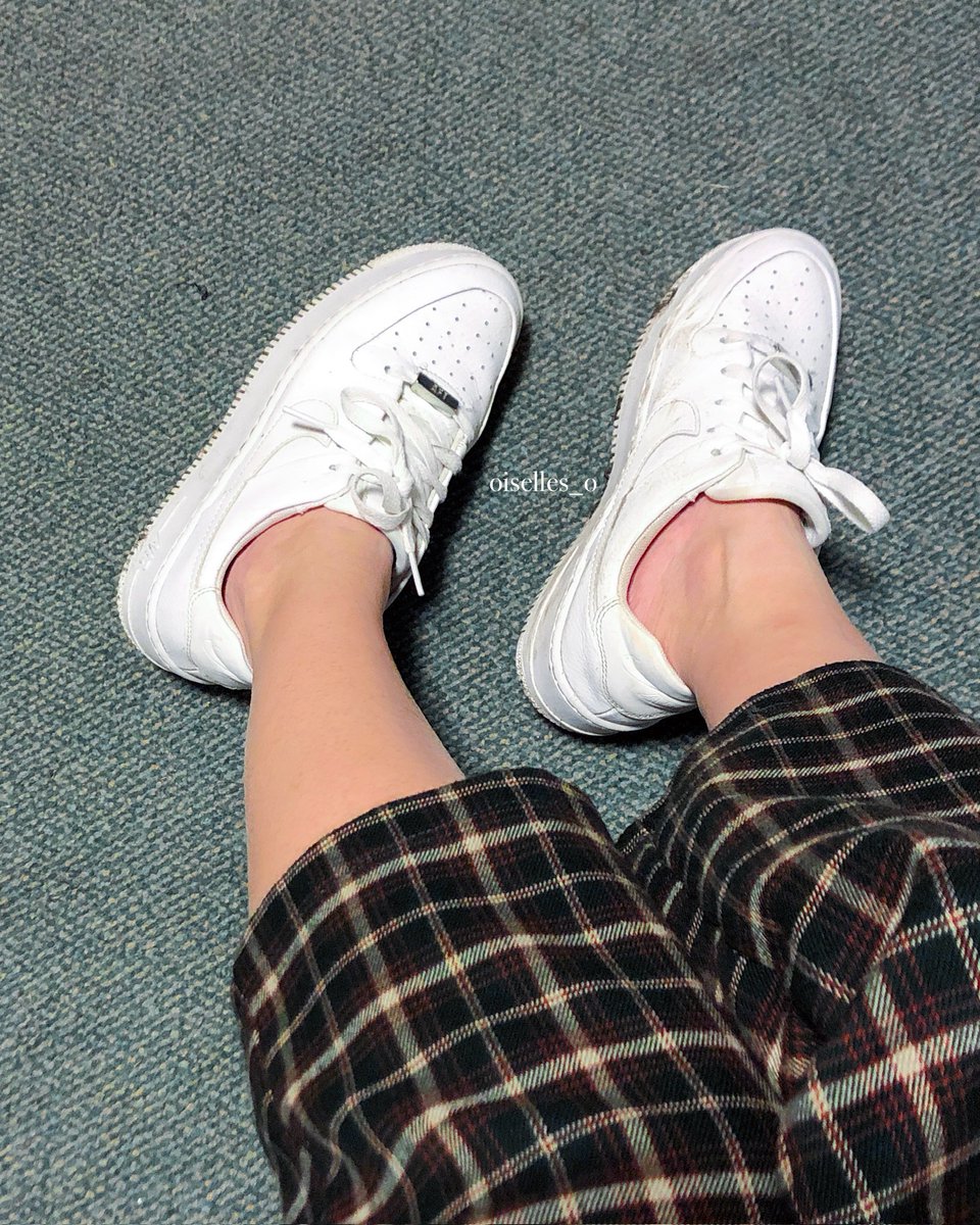 oiselles_o's tweet photo. I started going #sockless because I decided one day that my ankles are way too pretty not to be bared. Would you agree I made the right move? 😊
#nosocks #teamnosocks #nosocksneeded #socklessgirl #nikeaf1 #socklessshoes #socklesssneakers #素足 #素足履き #素足スニーカー https://t.co/MhVcfN2s8l