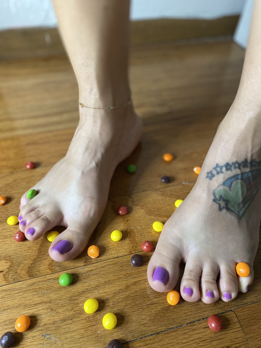 Phreshsoles's tweet photo. The human foot is a masterpiece of engineering and a work of art. ~Leonardo da Vinci 👣😋🌈  #feet #feetfinder #feetmodels #footnail #footy #footwork #footballskills #footlovers #toeslovers #keepmeonmytoes #skittles https://t.co/GNioZW2xMr