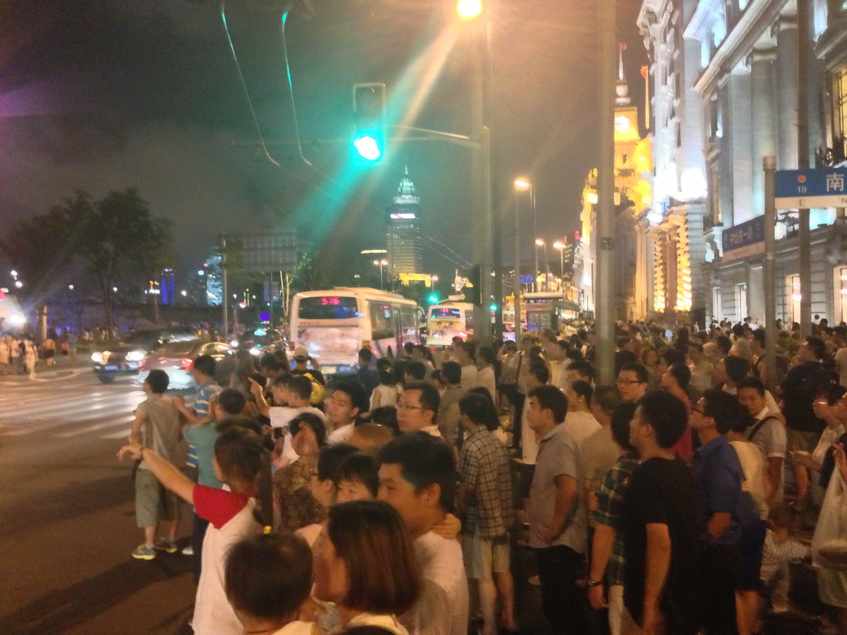 ekkusushita's tweet image. 2024的外滩也是每天乌泱乌泱的人吧？
#iPhone5
#2013年