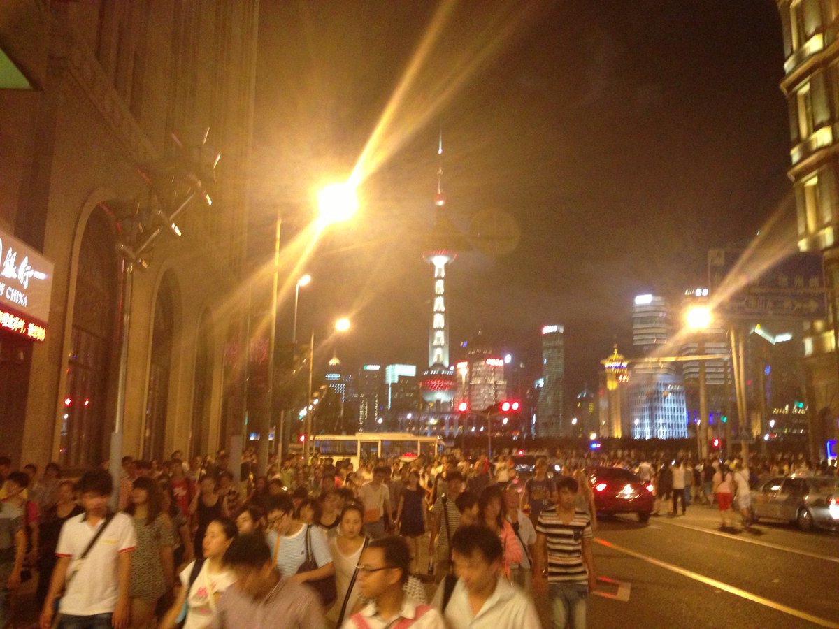 ekkusushita's tweet image. 2024的外滩也是每天乌泱乌泱的人吧？
#iPhone5
#2013年