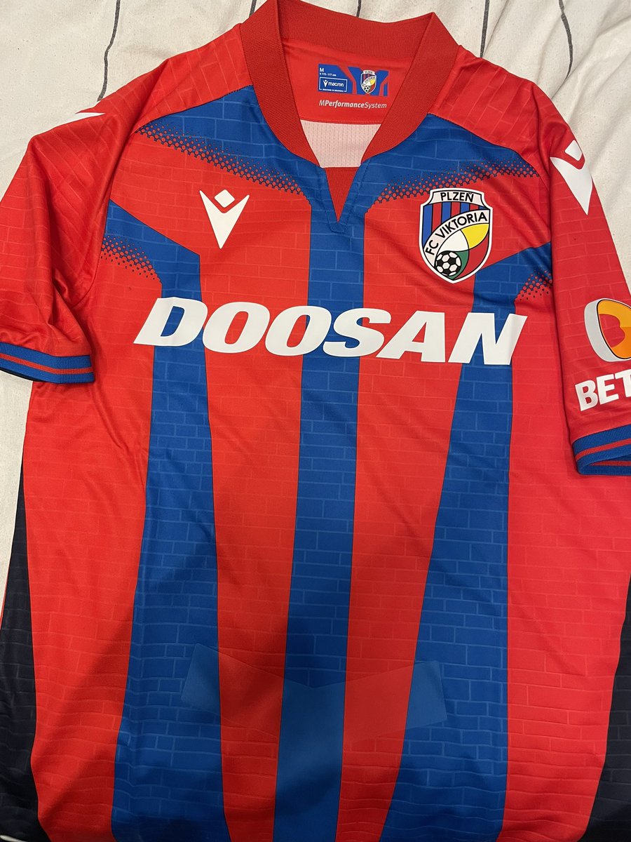 Bienvenida la camiseta del Viktoria Plzen a mi colección de casacas azulgranas por el mundo. <a href="/fcviktorkaplzen/">FC Viktoria Plzeň</a> <a href="/Viktoriaplznarg/">Viktoria Plzen Arg 🇦🇷🧉</a> <a href="/SanLorenzo/">San Lorenzo</a> Hinchada top de Europa.