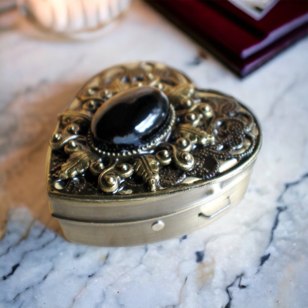 charsfavorite's tweet photo. Agate music box locket, heart shaped locket with music box inside, in bronze with a black and clear agate stone cabochon in center. https://t.co/iVyVwu7tZA #Etsy #Charsfavoritethings #TinyMusicBox https://t.co/WDT5P10QIy