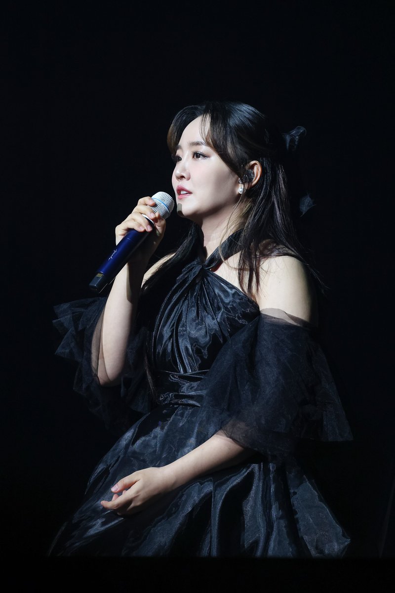 Rucky0429's tweet photo. 240711 소극장 콘서트 [潤夏] : 빛나는 여름

@younhaholic

#윤하 #Younha #ユンナ 
#혜성은_지지_않는다 #우천여신 
#EndTheory #EndTheoryFinalEdition 
#윤하데뷔20주년 #YOUNHA20thDebutAnniversary https://t.co/cLmHyVQH9o
