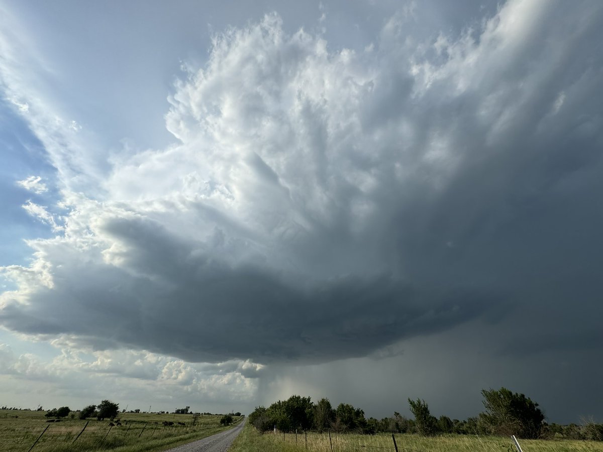 KansasStormSpot's tweet photo. @NWSWichita current look of the storm N of Eldorado, Kansas at 7:11PM looking Due north #kswx https://t.co/ORsqvGzrti