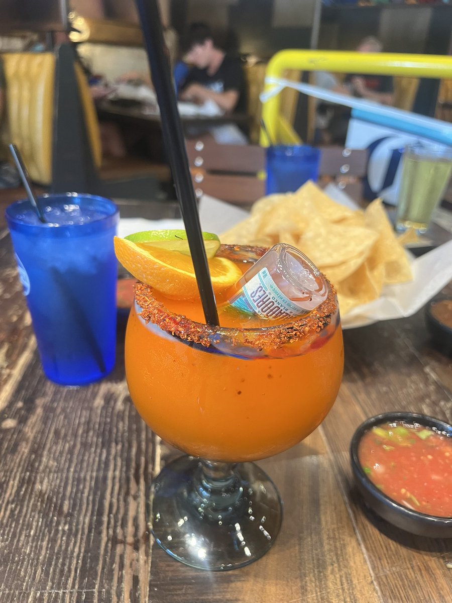 mendy_b68's tweet photo. Gatlinburg TN ❤️🍹🇺🇸🐻 @GatlinburgCity #locoburro @TravelGburg https://t.co/Lg6zKnKXO7