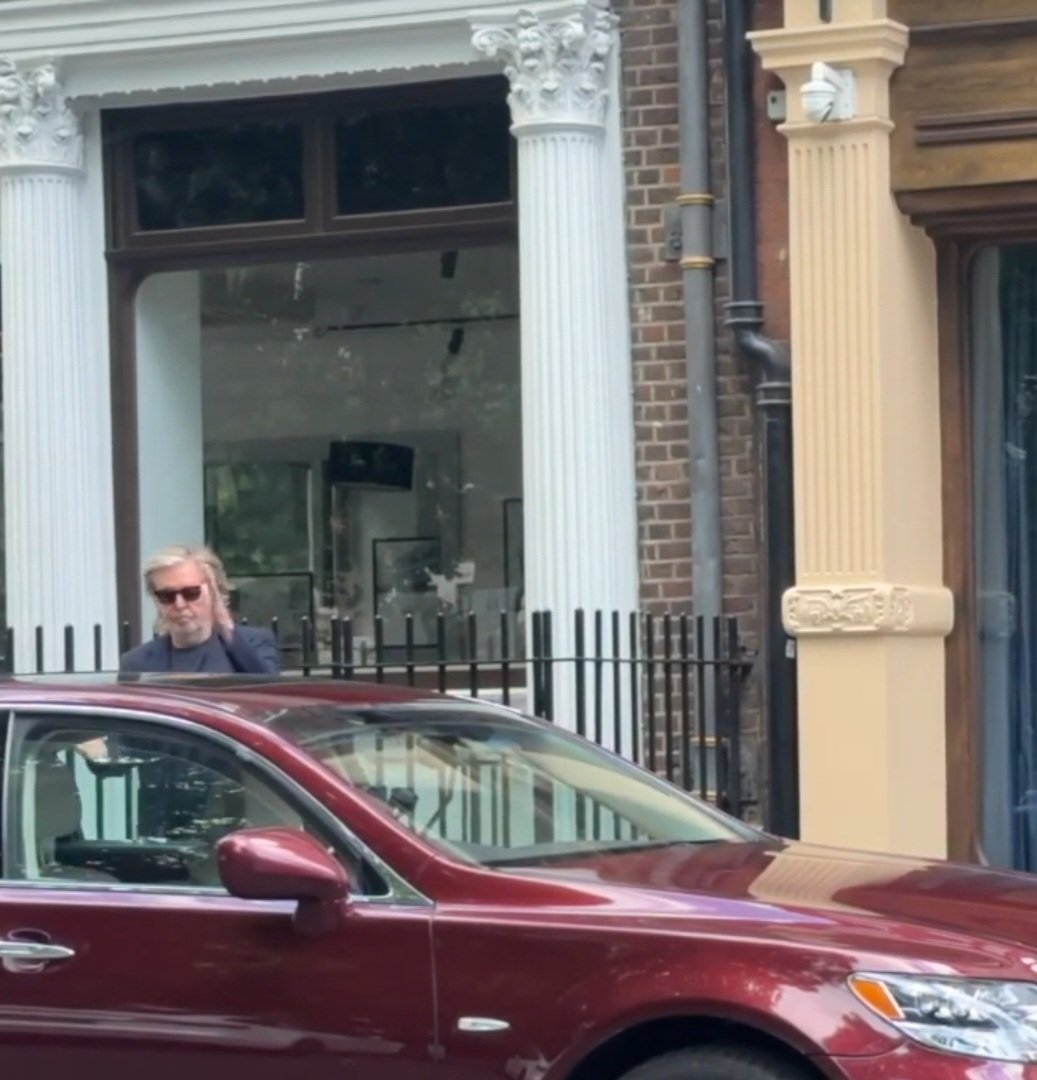 Diario_Beatles's tweet photo. Paul McCartney leaving MPL's London office July 11 2024 *Photos #1* https://t.co/icFYnevUi0