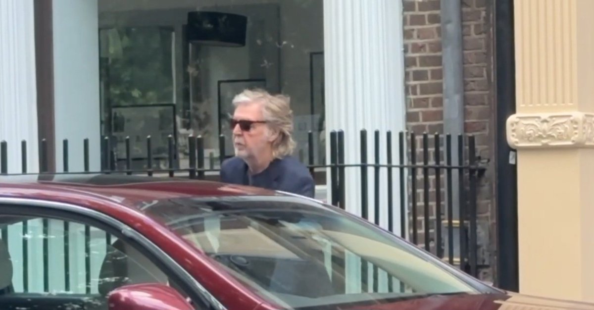 Diario_Beatles's tweet photo. Paul McCartney leaving MPL's London office July 11 2024 *Photos #1* https://t.co/icFYnevUi0