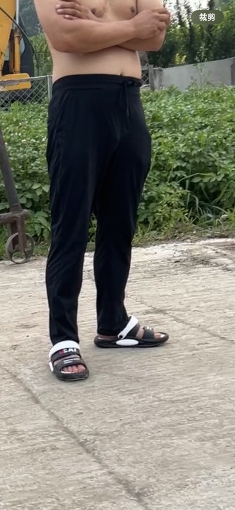 h1894365's tweet photo. 太喜欢这种激凸的土直男了 https://t.co/72tX86gJw8