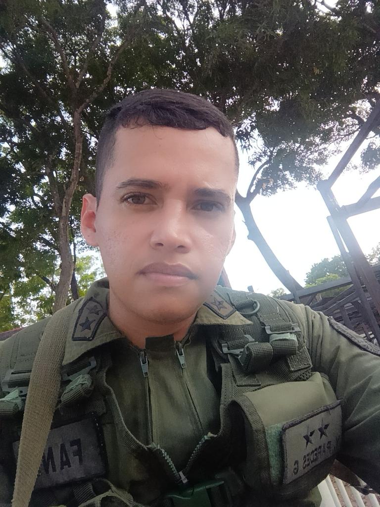 YesserParedes's tweet photo. Con mi cara de destruido #deguardia https://t.co/RHsyMGjvOz