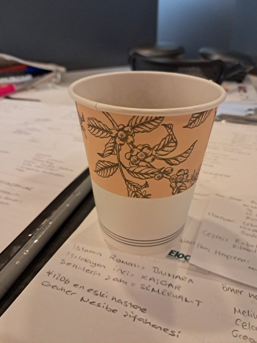 jonqulil's tweet photo. kütüphanede çalışırken enerji gelsin diye gördüğüm herkese çikolata vermiştim ertesi gün bana çay olarak geri döndü 🥲🫠 https://t.co/e5DeZy2DSJ