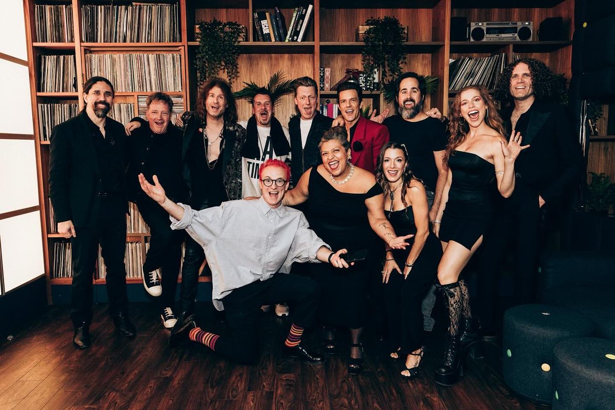 TravisChile's tweet photo. Esta noche @TravisBand ha finalizado la gira en la que acompañaba a @thekillers como invitado especial ✨🙌🏻 Ahora, se vienen más shows con “Raze the Bar Tour”! Del cual esperamos que pronto confirmen la fecha para Chile 🇨🇱 #travischile #chilewantstravis @franhealy https://t.co/ewP3uZKLCc