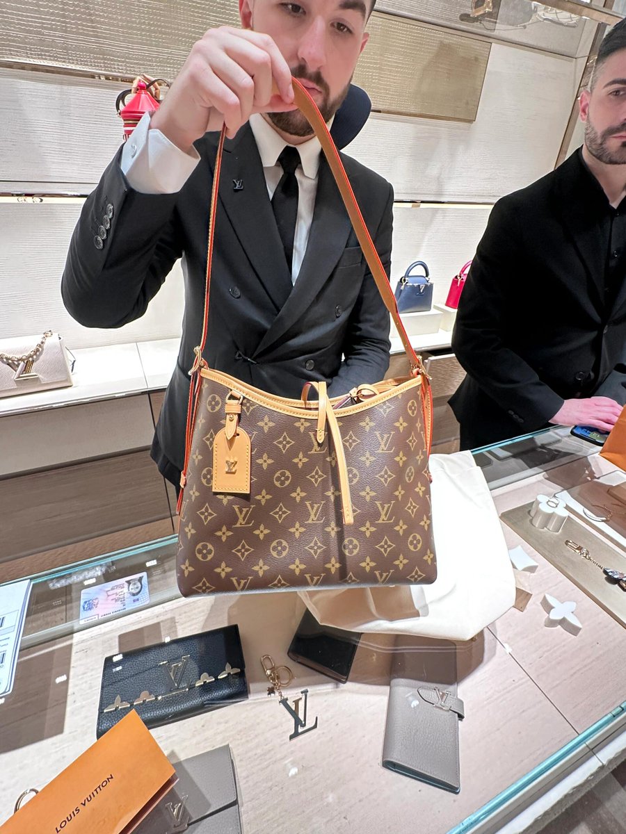 EifaAthifa's tweet photo. "When in doubt, buy the bag 😀😀" I love this word. #LouisVuitton https://t.co/6URulxasIf