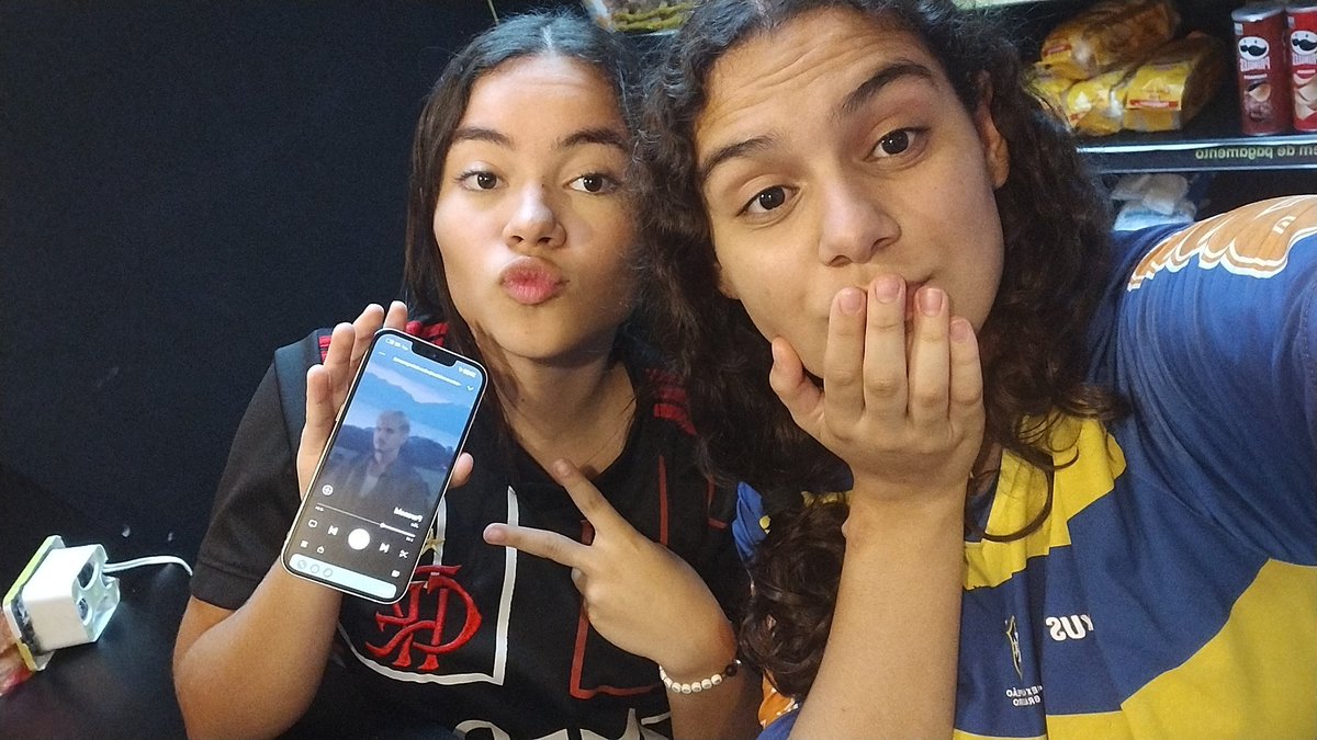 fazzomeuestilo's tweet image. @jaoromania escutando paranoid com a @bylabia  esperando você ter piedade e seguir todos dessa listinha!