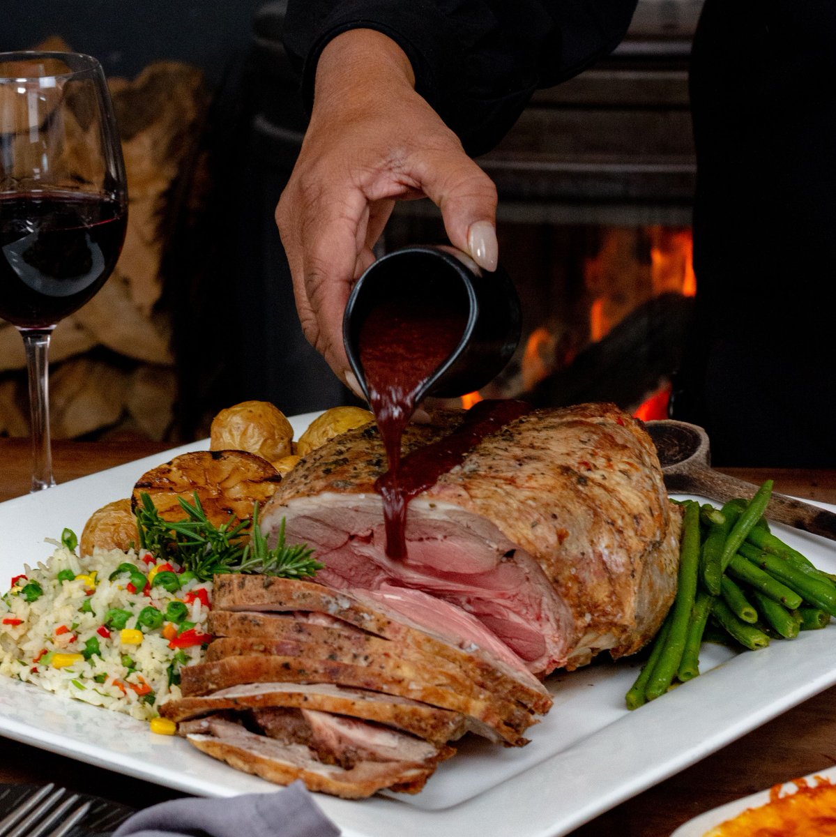 tulbagh_hotel's tweet image. 🌨️ Ways to keep warm this weekend 🧤

1. Sit by the fire at the Olive Terrace Bistro 🔥
2. Order a delicious, warm Lamb Roast
3. Add a glass of red wine to seal the deal 🍷

#Yum #Tulbagh #RestaurantInTulbagh #SundayRoast #SundayMeal #KeepWarm #LambRoast