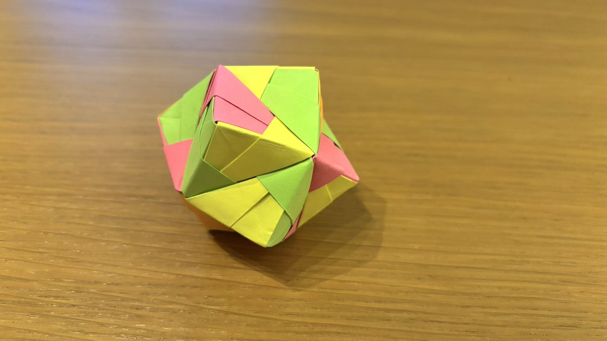 Els mòduls Sonobe permeten construir poliedres d’origami ✂️ Recursos 👇🏽

🎬 Icosaedre de <a href="/divermates/">Divermates</a> a youtube.com/watch?v=5vPY40…

📃 Cub de <a href="/matem1nuto/">José Luis Villaverde</a> a youtu.be/cMcQ0JAArqA?si…

🔗 Recurs de <a href="/mmart659/">Manel Martínez</a> a shorturl.at/Ff6jh

📝 Proposta de <a href="/pbeltranp/">Pablo Beltrán-Pellicer 🧮🍏</a> a shorturl.at/rWeAK