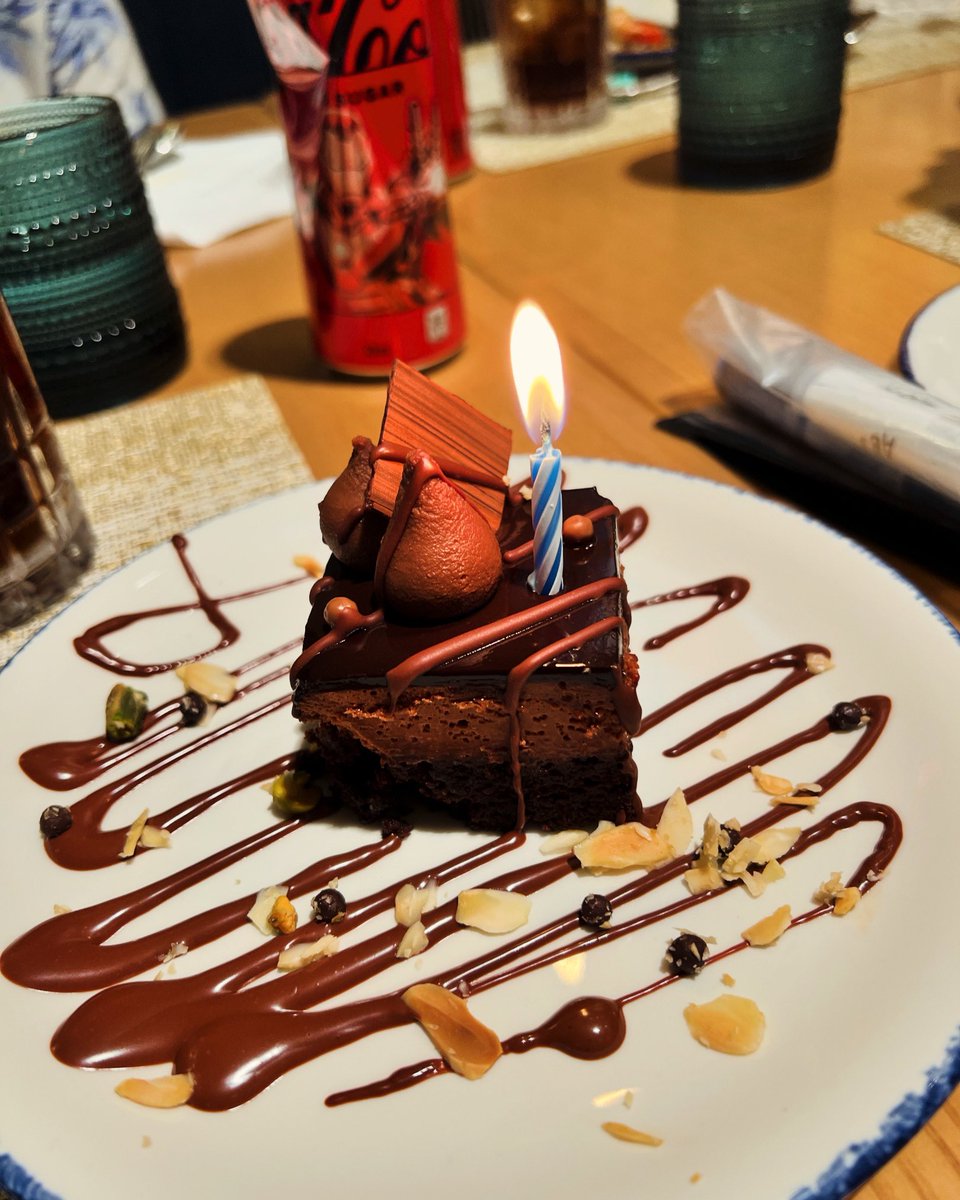 TheJCJimenez's tweet photo. my simple yet elegant birthday cake..cheers 🥂 https://t.co/VFdaApibNR