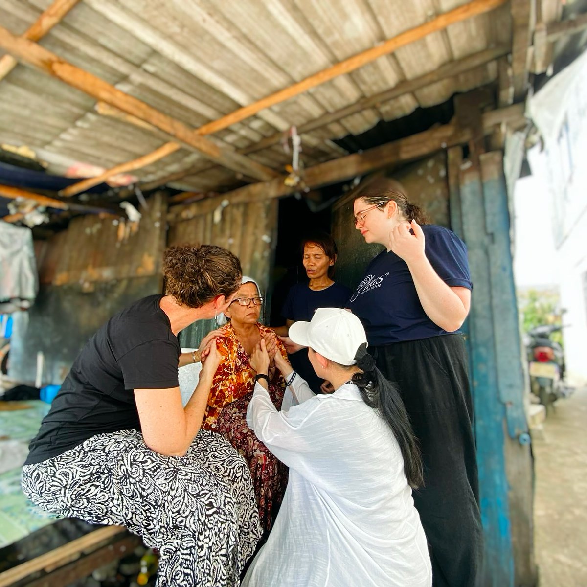 UnitedMissionIO's tweet photo. This month saw the joy of Nations Church from Australia working alongside Iris Phnom Penh for trafficking prevention ministry and prayer in the red light district. https://t.co/6b50Ri7aG9