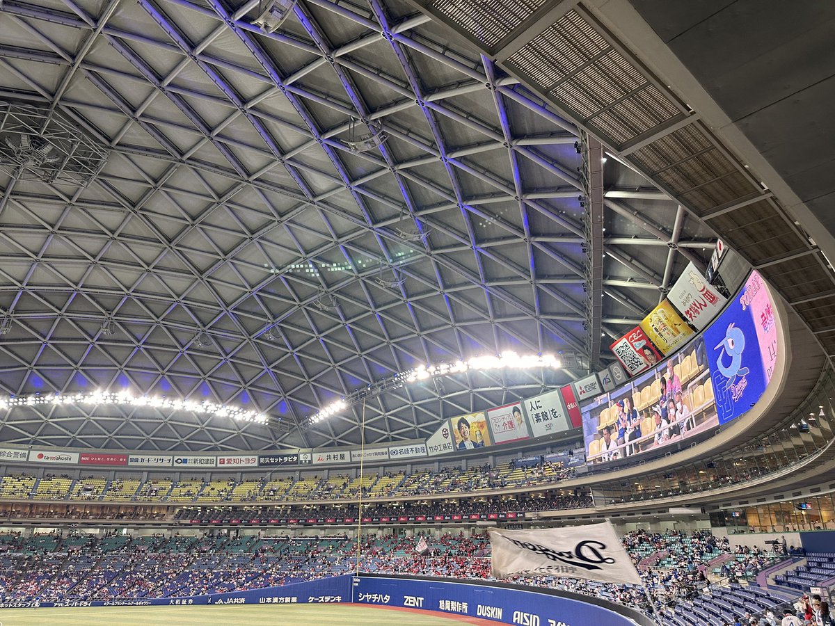 NUCB's tweet photo. #プロ野球申し送り事項
阪神タイガースファンへ

拝啓 明日のバンテリンドームですが
注意点があります。

◯ペットボトル 缶の持ち込みは不可で
紙コップへの入れ替えも廃止になりました。
絶対ペットボトル持ってきたら駄目です。
持ち込みに関してはグレーな部分があるので
各自でいろいろ確認をお願いします。
(ペットボトル 缶は絶対駄目)

バンテリンドームのチケットに
何ゲートから入場(７ゲートなど)と
書いてありますがどのゲートからでも入れるので
空いているゲートから入ってください。
外野は荷物チェックの人数が少ないので混みます。
内野の方が比較的スムーズ
シーズンシート券を持ってる方は
シーズンシート専用ゲートがオススメ)

◯子供券から大人券への変更は
以前できましたが現在はできません。

◯ビジターグッズはバンテリン前の
プリズマショップもしくはビジター外野
裏で売っています。

◯バンテリンドームコンコースに
ロッカーがあるので荷物多い方はお使いください。
比較的いつも空いています。

◯ベビーカーを使われてる方へ
コンコースに鍵付きで置ける場所があるので
ご活用ください。
授乳室は外野のセンター裏にあります。

◯外野の35列より後ろはあまり空調が
効いてなく暑いので水分補給等
気をつけてください。

◯飲み物やビールは必ず足元ではなく
ドリンクホルダーに置きましょう。
こぼすと大変なことになります。

◯ジョブチューンで紹介されたトリシゲは
めちゃ混むので開場したらすぐに行ってください。
今年紹介されたお寿司は1塁側の内野上にある
レストラン街にあります。
そこからは外の山ちゃんにも再入場でいけます。

◯球場グルメでオススメはライスタ後ろの
エスカレーター5階まで上がった場所にある
西尾のイカフライレモン煮です。
穴場でめちゃ美味しいです。
2階コンコースは混んでいても5階コンコースが
空いてる可能性があります。

◯駐車場はバンテリンドームにもありますが
めちゃくちゃ混むしオススメはしません。
少し離れた民間の駐車場などを使う方が
安く早く帰れると思います。
(イオンは絶対停めちゃ駄目！普通に試合途中に
ロック解除しないと6,000円ぐらい取られます)

◯帰りはめちゃ混むので地下鉄より
JR大曽根駅まで歩くか(１５分ぐらい)
バスレーンでバスで帰るのもオススメです。
名駅行くならJR大曽根がオススメです。
直接行けます。
タクシーだと渋滞にはまり料金が
えらいことになります。

◯試合後、スーパー銭湯行きたい方は
大曽根駅近くの『湯の城』がオススメ。
たしか観戦チケット見せたら特典あったはず。
東別院駅から歩いていける
『アーバンクア』もオススメです。
週末は２４時間営業してるので
ホテル代わりに使ってる方もいます。

◯JR名古屋駅のホームでは
朝からきしめん食べれます。
今は冷もやってますのでオススメです！
名古屋駅できしめん食べて中央線で大曽根まで
行くのはありだと思います。

◯選手のサインバットを手に取って見たり
めちゃくちゃ美味しいのが東別院か
鶴舞から歩いていける『おらが村』オススメです！
試合後に行く場合は予約してください！

◯名駅にある『まるは食堂』
エビフライがオススメです。

◯試合終わった後だと太閤通駅にある
『萬珍軒』の茄子飯がめちゃオススメです。
遅い時間までやってます。

◯私が大好きな『うま屋』の炒飯を
是非食べてください！子供の頃から大好きです。
午前４時までやってる店もあります。

◯大学時代から通ってる『本郷亭』の
鶏白湯ラーメンが最高に美味いです。
ランチはキムチとご飯が食べ放題です。

◯バンテリンドームの近くにある
あんかけスパ『ノンノン』は自分が１０年以上
通ってるお店です。めちゃオススメです。
緑黄色社会のギターの方が
子供の頃から通ってたお店で４人のサインがあります。
(平日 土曜日 ランチのみ営業１３時まで 日曜休み)

◯最後にオールスター１位ライデルの登場映像を見て
兵庫にお帰りください。もう負けられないんです。

もしわからないことあれば答えれる
範囲でお答え致します。

３日間よろしくお願いします。

中日ドラゴンズファンより　敬具