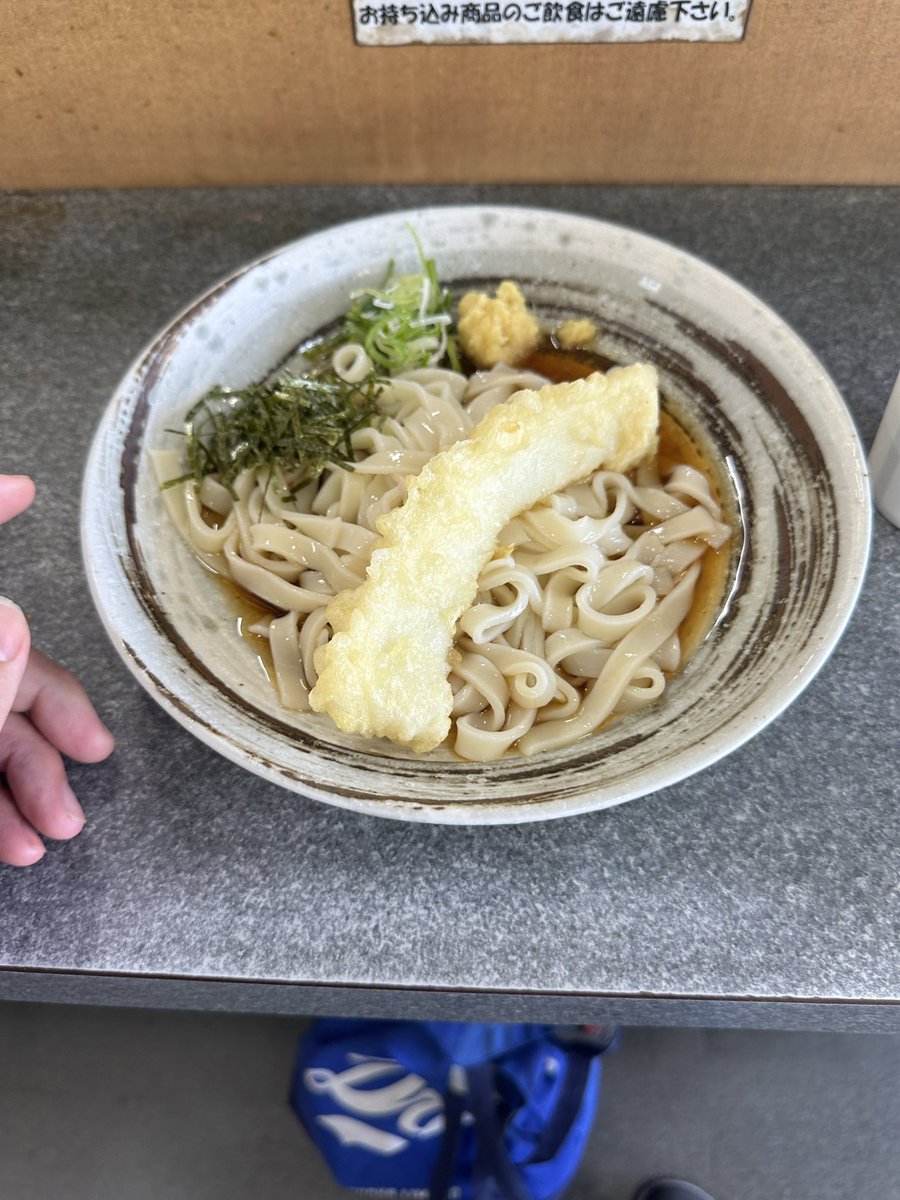 NUCB's tweet photo. #プロ野球申し送り事項
阪神タイガースファンへ

拝啓 明日のバンテリンドームですが
注意点があります。

◯ペットボトル 缶の持ち込みは不可で
紙コップへの入れ替えも廃止になりました。
絶対ペットボトル持ってきたら駄目です。
持ち込みに関してはグレーな部分があるので
各自でいろいろ確認をお願いします。
(ペットボトル 缶は絶対駄目)

バンテリンドームのチケットに
何ゲートから入場(７ゲートなど)と
書いてありますがどのゲートからでも入れるので
空いているゲートから入ってください。
外野は荷物チェックの人数が少ないので混みます。
内野の方が比較的スムーズ
シーズンシート券を持ってる方は
シーズンシート専用ゲートがオススメ)

◯子供券から大人券への変更は
以前できましたが現在はできません。

◯ビジターグッズはバンテリン前の
プリズマショップもしくはビジター外野
裏で売っています。

◯バンテリンドームコンコースに
ロッカーがあるので荷物多い方はお使いください。
比較的いつも空いています。

◯ベビーカーを使われてる方へ
コンコースに鍵付きで置ける場所があるので
ご活用ください。
授乳室は外野のセンター裏にあります。

◯外野の35列より後ろはあまり空調が
効いてなく暑いので水分補給等
気をつけてください。

◯飲み物やビールは必ず足元ではなく
ドリンクホルダーに置きましょう。
こぼすと大変なことになります。

◯ジョブチューンで紹介されたトリシゲは
めちゃ混むので開場したらすぐに行ってください。
今年紹介されたお寿司は1塁側の内野上にある
レストラン街にあります。
そこからは外の山ちゃんにも再入場でいけます。

◯球場グルメでオススメはライスタ後ろの
エスカレーター5階まで上がった場所にある
西尾のイカフライレモン煮です。
穴場でめちゃ美味しいです。
2階コンコースは混んでいても5階コンコースが
空いてる可能性があります。

◯駐車場はバンテリンドームにもありますが
めちゃくちゃ混むしオススメはしません。
少し離れた民間の駐車場などを使う方が
安く早く帰れると思います。
(イオンは絶対停めちゃ駄目！普通に試合途中に
ロック解除しないと6,000円ぐらい取られます)

◯帰りはめちゃ混むので地下鉄より
JR大曽根駅まで歩くか(１５分ぐらい)
バスレーンでバスで帰るのもオススメです。
名駅行くならJR大曽根がオススメです。
直接行けます。
タクシーだと渋滞にはまり料金が
えらいことになります。

◯試合後、スーパー銭湯行きたい方は
大曽根駅近くの『湯の城』がオススメ。
たしか観戦チケット見せたら特典あったはず。
東別院駅から歩いていける
『アーバンクア』もオススメです。
週末は２４時間営業してるので
ホテル代わりに使ってる方もいます。

◯JR名古屋駅のホームでは
朝からきしめん食べれます。
今は冷もやってますのでオススメです！
名古屋駅できしめん食べて中央線で大曽根まで
行くのはありだと思います。

◯選手のサインバットを手に取って見たり
めちゃくちゃ美味しいのが東別院か
鶴舞から歩いていける『おらが村』オススメです！
試合後に行く場合は予約してください！

◯名駅にある『まるは食堂』
エビフライがオススメです。

◯試合終わった後だと太閤通駅にある
『萬珍軒』の茄子飯がめちゃオススメです。
遅い時間までやってます。

◯私が大好きな『うま屋』の炒飯を
是非食べてください！子供の頃から大好きです。
午前４時までやってる店もあります。

◯大学時代から通ってる『本郷亭』の
鶏白湯ラーメンが最高に美味いです。
ランチはキムチとご飯が食べ放題です。

◯バンテリンドームの近くにある
あんかけスパ『ノンノン』は自分が１０年以上
通ってるお店です。めちゃオススメです。
緑黄色社会のギターの方が
子供の頃から通ってたお店で４人のサインがあります。
(平日 土曜日 ランチのみ営業１３時まで 日曜休み)

◯最後にオールスター１位ライデルの登場映像を見て
兵庫にお帰りください。もう負けられないんです。

もしわからないことあれば答えれる
範囲でお答え致します。

３日間よろしくお願いします。

中日ドラゴンズファンより　敬具