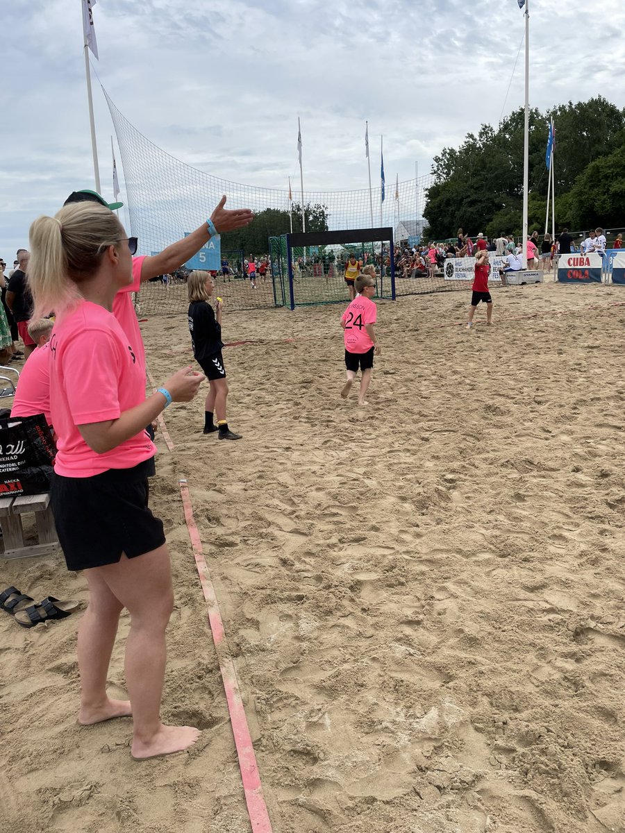 Hoppas en lång karriär började igår. Första dagen på Beachhandbollen som domare.