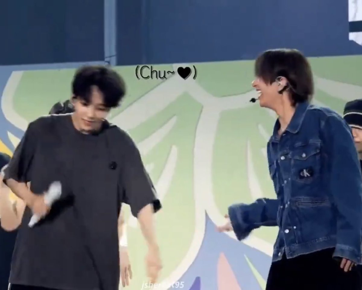 조슈하는 암것도 모르고 얼굴만 쳐다보는데 윤떤 계획형인간 이미 뽀뽀할 마음으로 손잡고 입술 마중나간다음에 빼려는 손 확잡고 뽀갈갈겨주심 진짜 존나 순식간에 당해버림.. 내가윤홍한테.