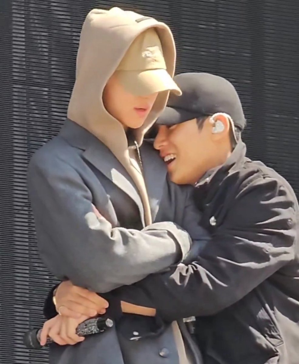aprildrifts's tweet photo. and mingyu who always makes himself small when he hugs minghao... small spoon mingoo 😭 https://t.co/ZQMKS92IO6