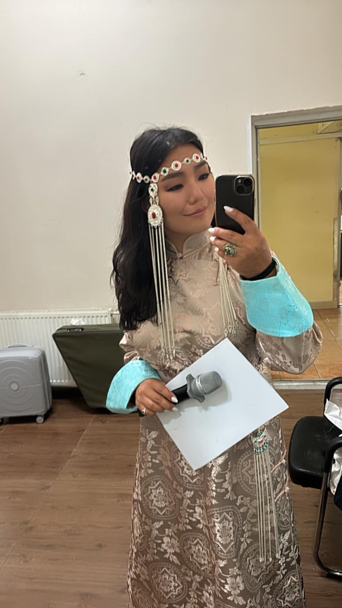 Англи хэлээр бүх төрлийн арга хэмжээ хөтөлнө өө! 🇬🇧 Нэгэнт ийм гоё дээл, чимэг зүүлт авчихсан хүн чинь, тийм ээ? Кк 
Баянгол зочид буудлаас 350+ жуулчинд зориулж жил бүр зохион байгуулдаг “The Naadam Fiesta” эвэнтийг англи 🇬🇧 хэлээр хөтлөв. Амжилттай :) Сайхан наадам болж бна аа~