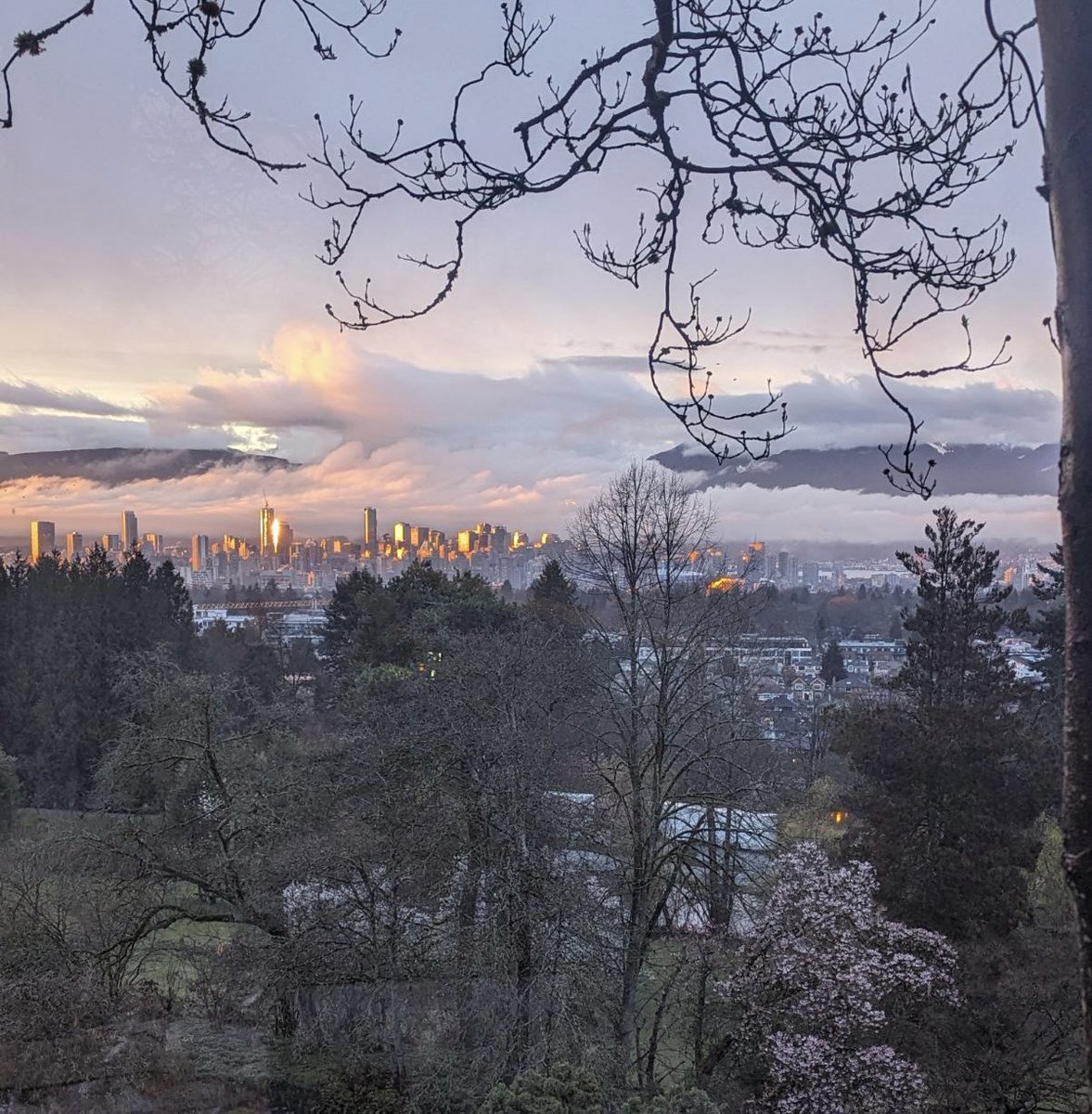 We will never get tired of this view 😍 stunning photo of our city!