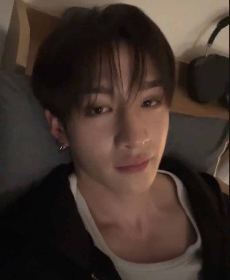 lou_icie's tweet photo. ——chanlix two tweets au ; canon, non baku

ada yang ternyata cemburu gak jelas lho pas mas pacar ngelive di ig. https://t.co/15y2Rg2GOZ